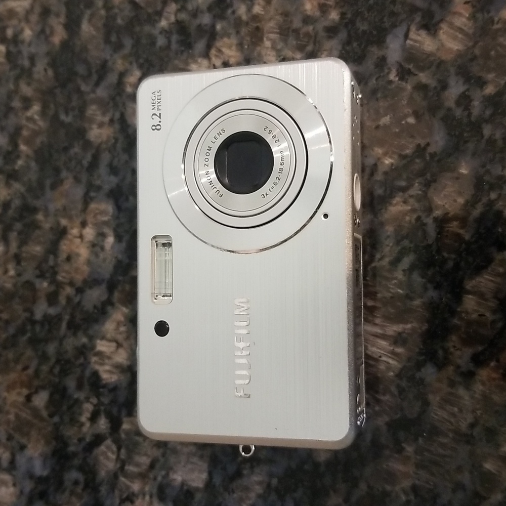 Fujifilm FinePix J10 Digital Camera - Picture 4 of 15